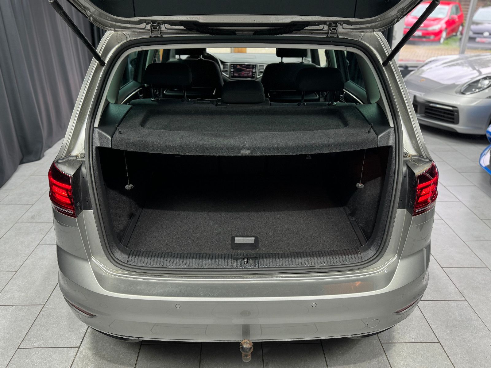 Fahrzeugabbildung Volkswagen Golf Sportsvan VII IQ.DRIVE*NAVI*PDC*ACC*AHK*