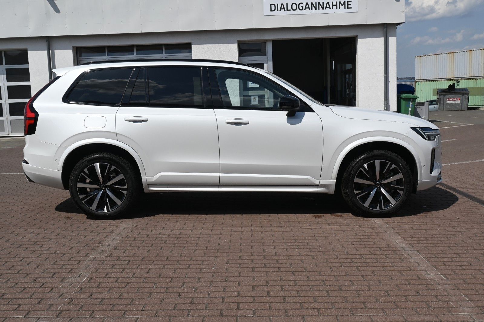 Fahrzeugabbildung Volvo XC90 T8 RC AWD Plus Dark*STDHZG*360°*ACC*AHK