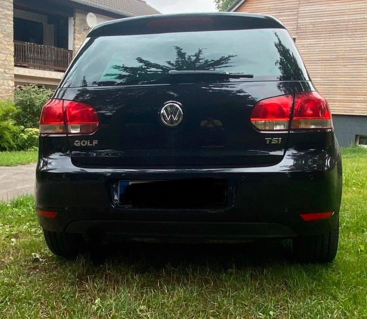Volkswagen Golf 2010 — interior