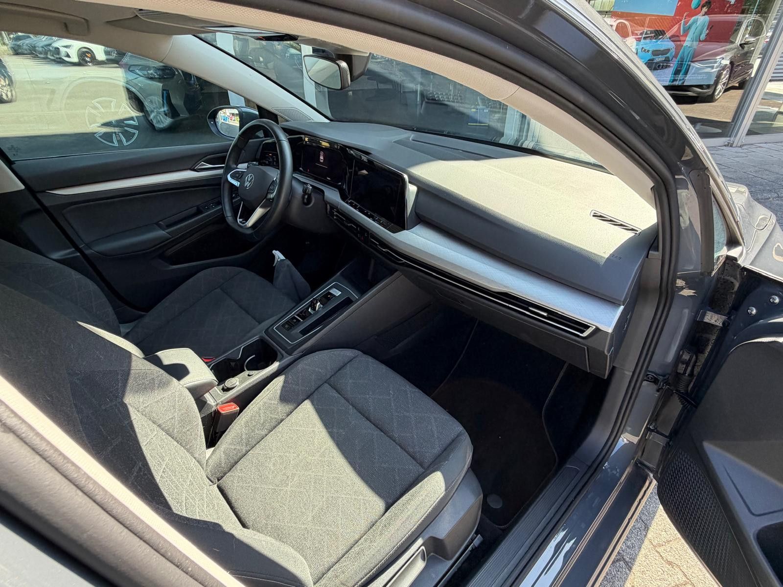 Fahrzeugabbildung Volkswagen Golf VIII 2.0d Life VIRTU+LED+NAVI+SHZ+ACC+PDC+
