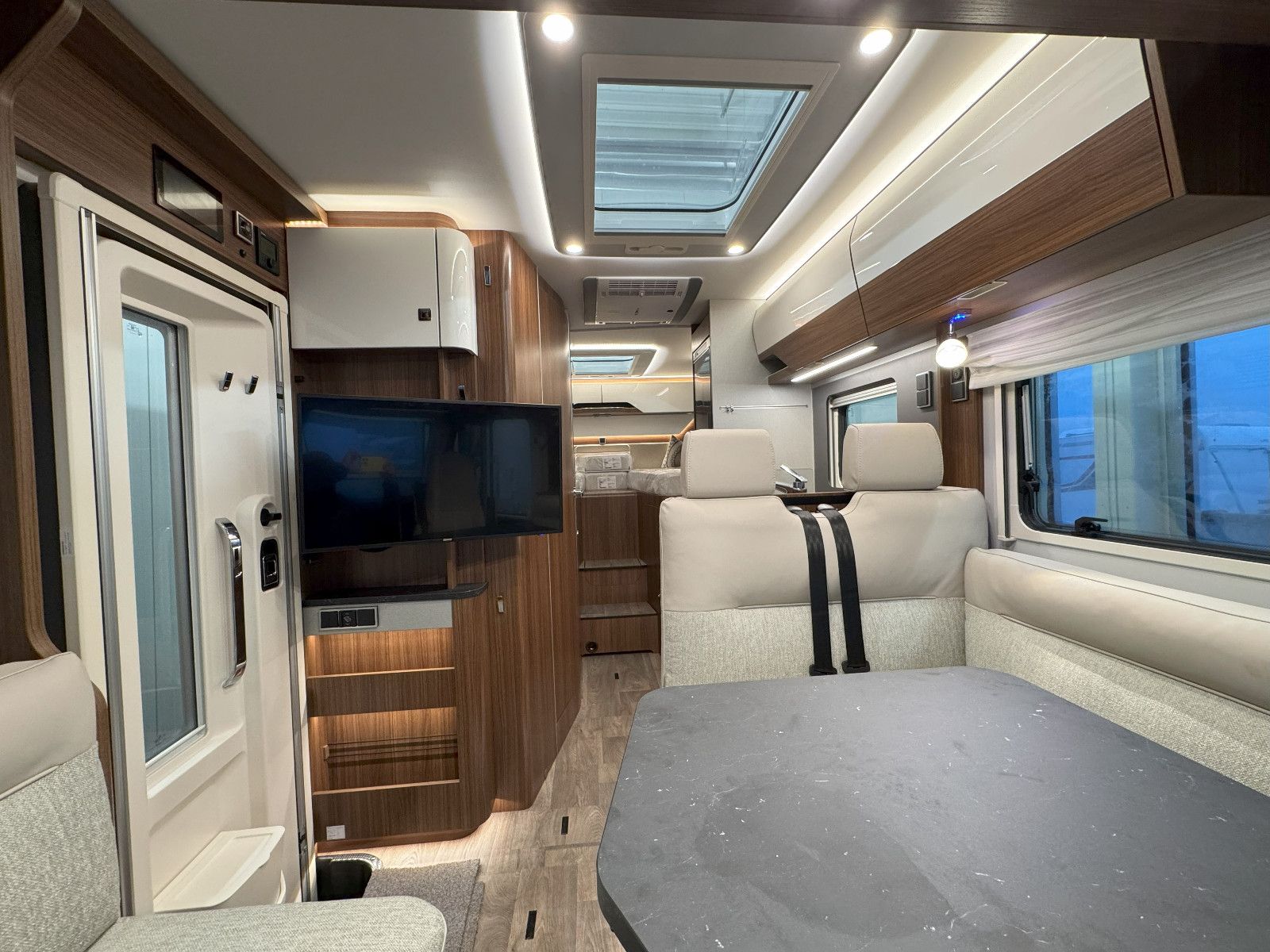 Fahrzeugabbildung HYMER / ERIBA / HYMERCAR B-Klasse MC-I White Line 600 - Vollausstattung!