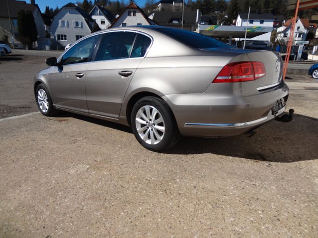Fahrzeugabbildung Volkswagen Passat Lim. 4x4/Leder/AHK/GSD/Kamera/Navi/StH/