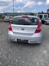Hyundai i30 Edition Plus - Hyundai i30 aus 2011 mit Benzin-Antrieb: Kombi