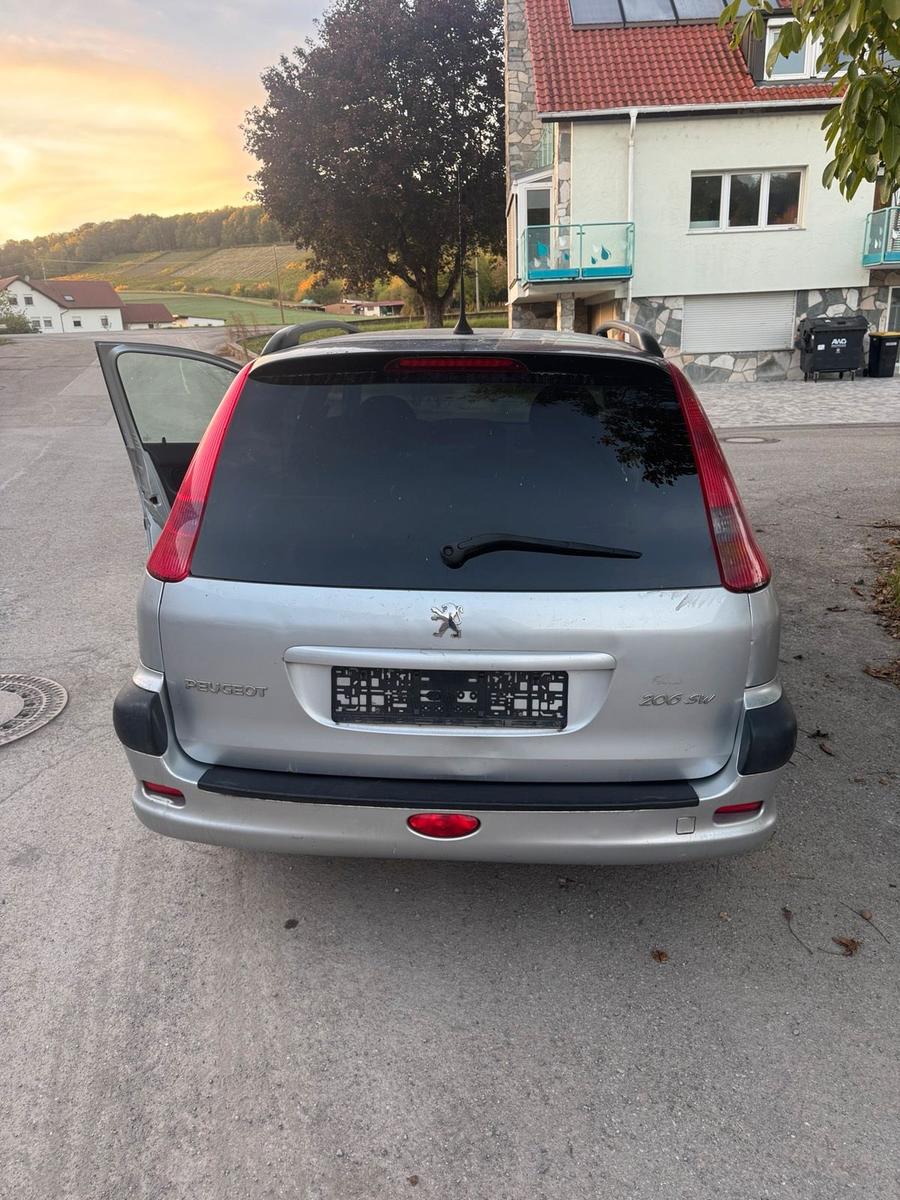 Volkswagen  2006 — rear view