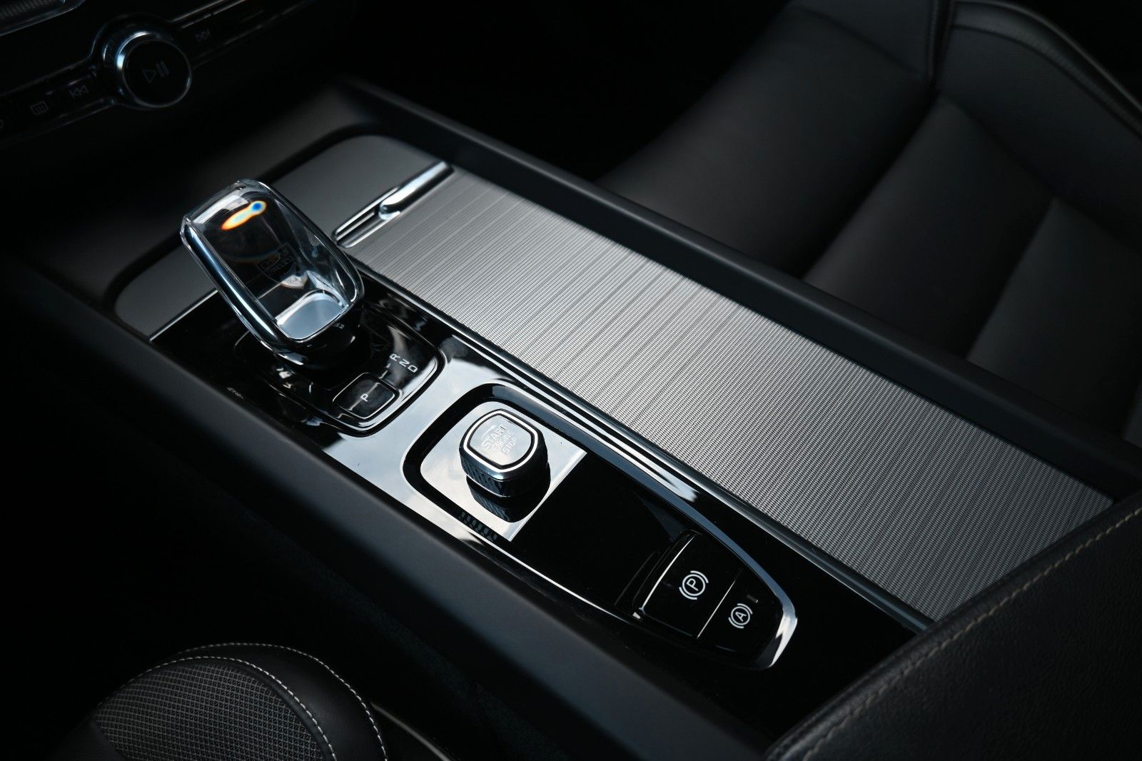Fahrzeugabbildung Volvo XC60 B4 Plus Dark *360°*H/K*NAV*PANO*ACC*STDHZG*