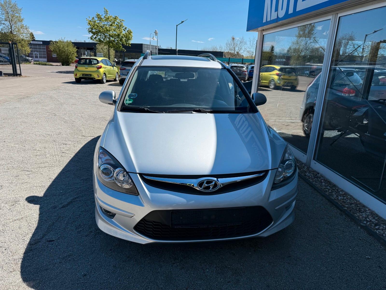 Hyundai i30 CW blue 1.4