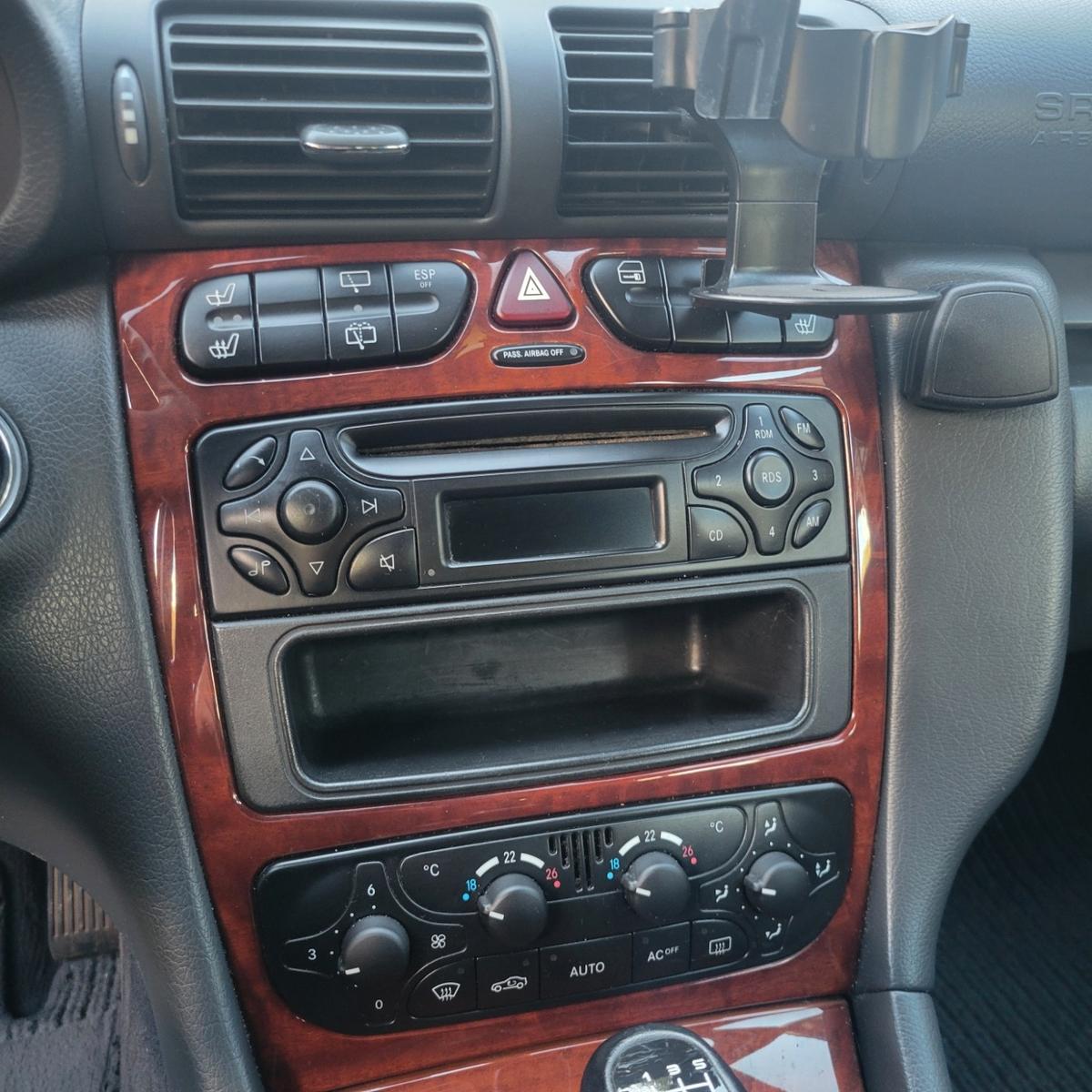 Mercedes-Benz C180 2004 — салон