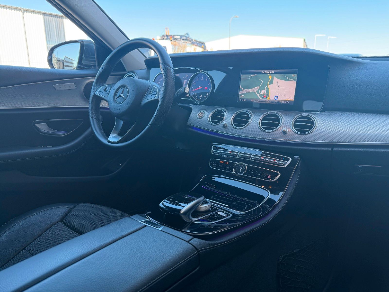 Fahrzeugabbildung Mercedes-Benz E 200 Avantgarde+RFK+Multibeam+Ambiente+