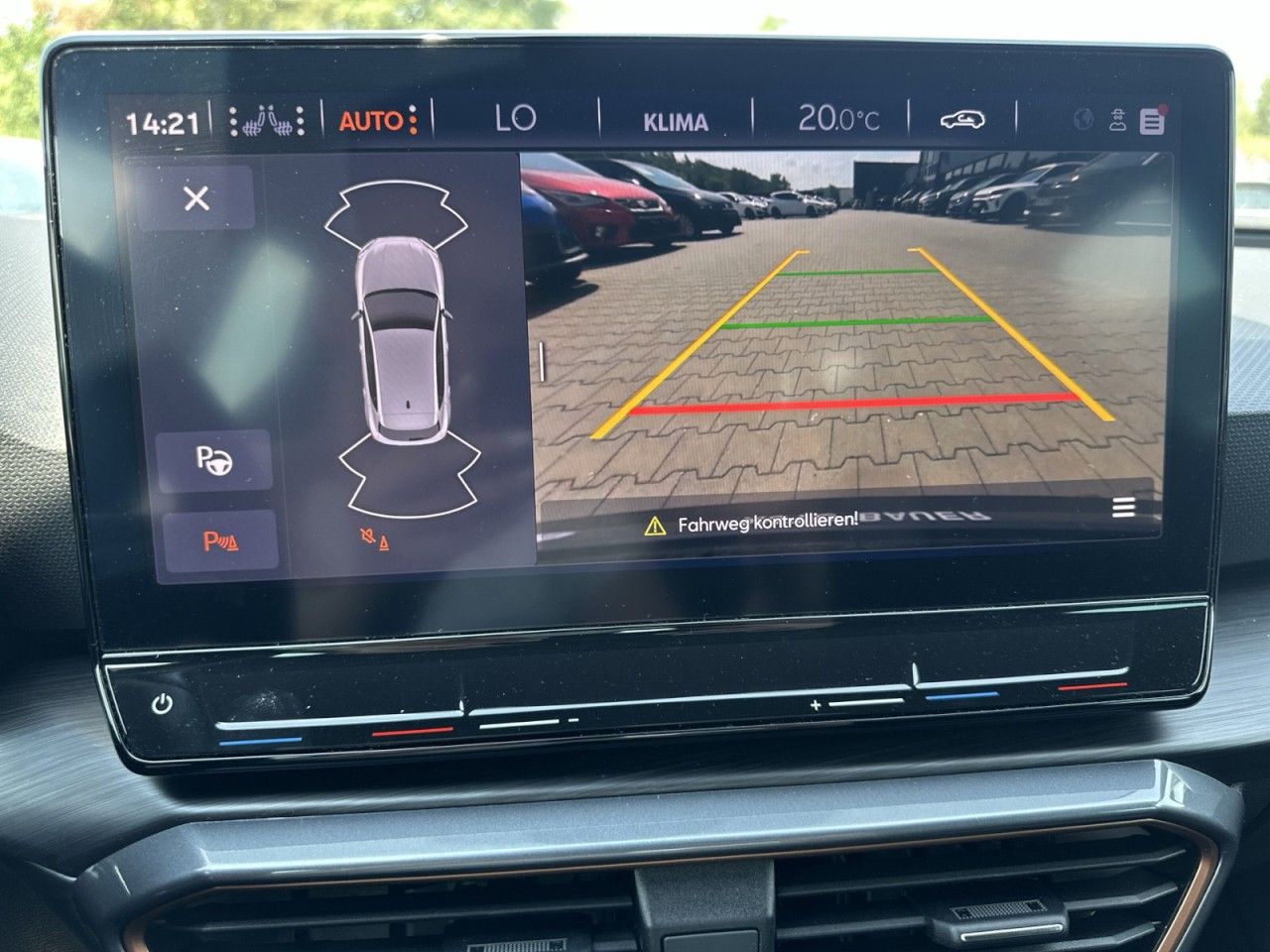 Fahrzeugabbildung CUPRA Leon 2.0TSI 245PS DSG-Navi-MatrixLED-Kamera* - mit KI generiert/bearbeitet
