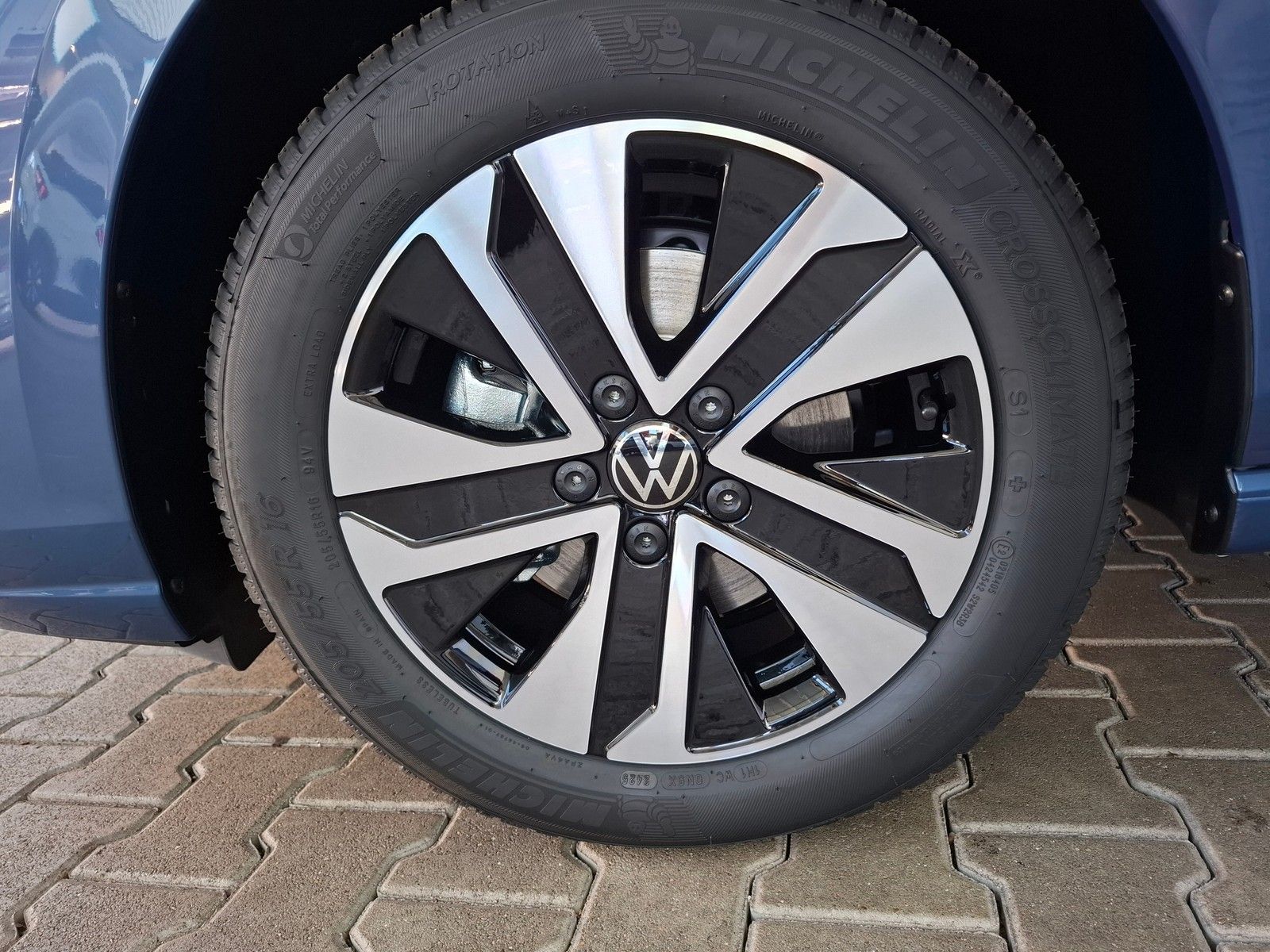 Fahrzeugabbildung Volkswagen Golf VIII Lim. 1.5 eTSI 85 kW Energy +Ganzjahres