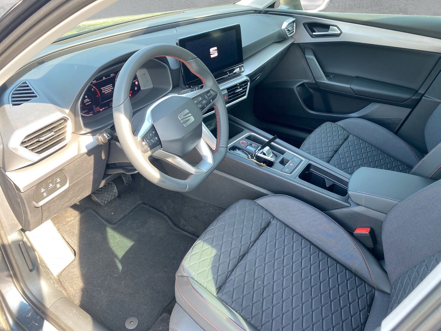 Fahrzeugabbildung SEAT Leon Sportstourer FR 2.0 TDI EU6d *Navi *digital