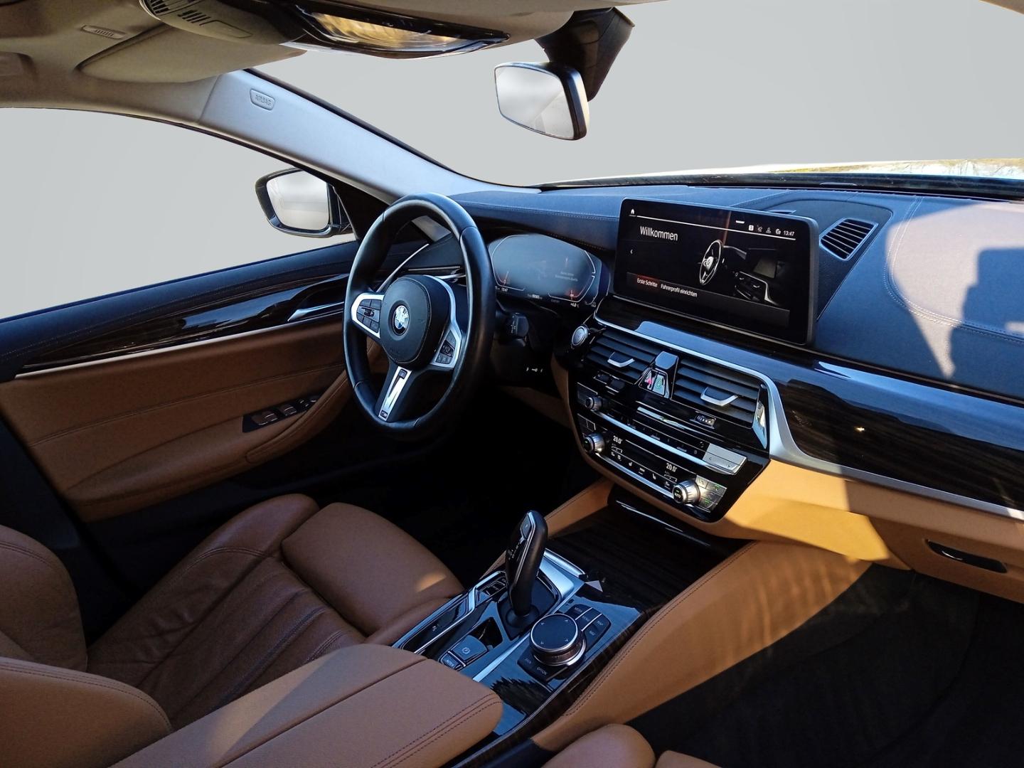 BMW 530 i Tour LuxuryLine Park-Assistent+AHZV+LED+DA