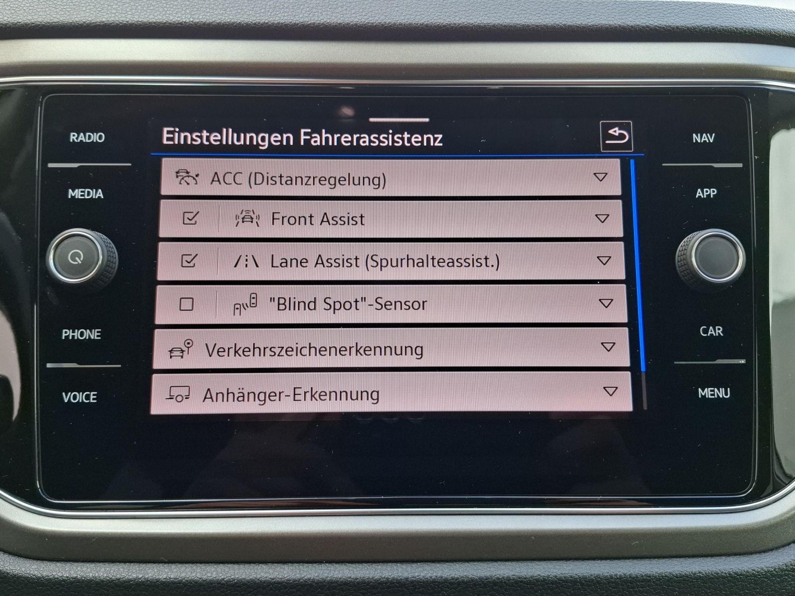 Fahrzeugabbildung Volkswagen T-Roc TSI Style LED AHK Navi ACC RFK SH LM