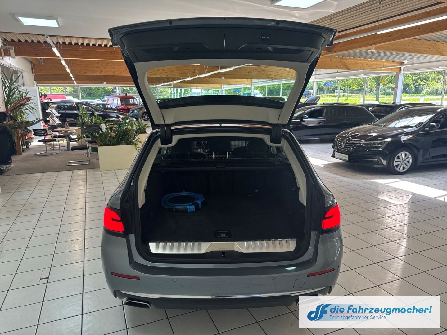 Fahrzeugabbildung BMW 530 e xDrive Luxury Line Touring HUD LuftF Pano