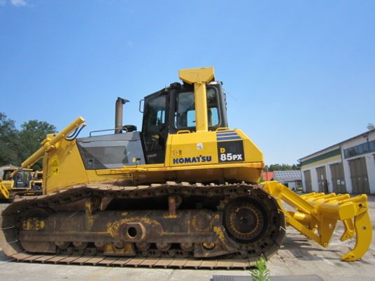 Komatsu D85PX15 mit 3-Zahn-Ripper