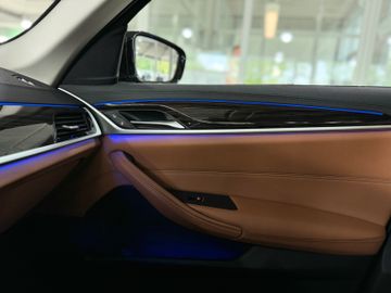 Fahrzeugabbildung BMW 520d xD  Luxury Line ACC Pano AHK HUD Kamera 360