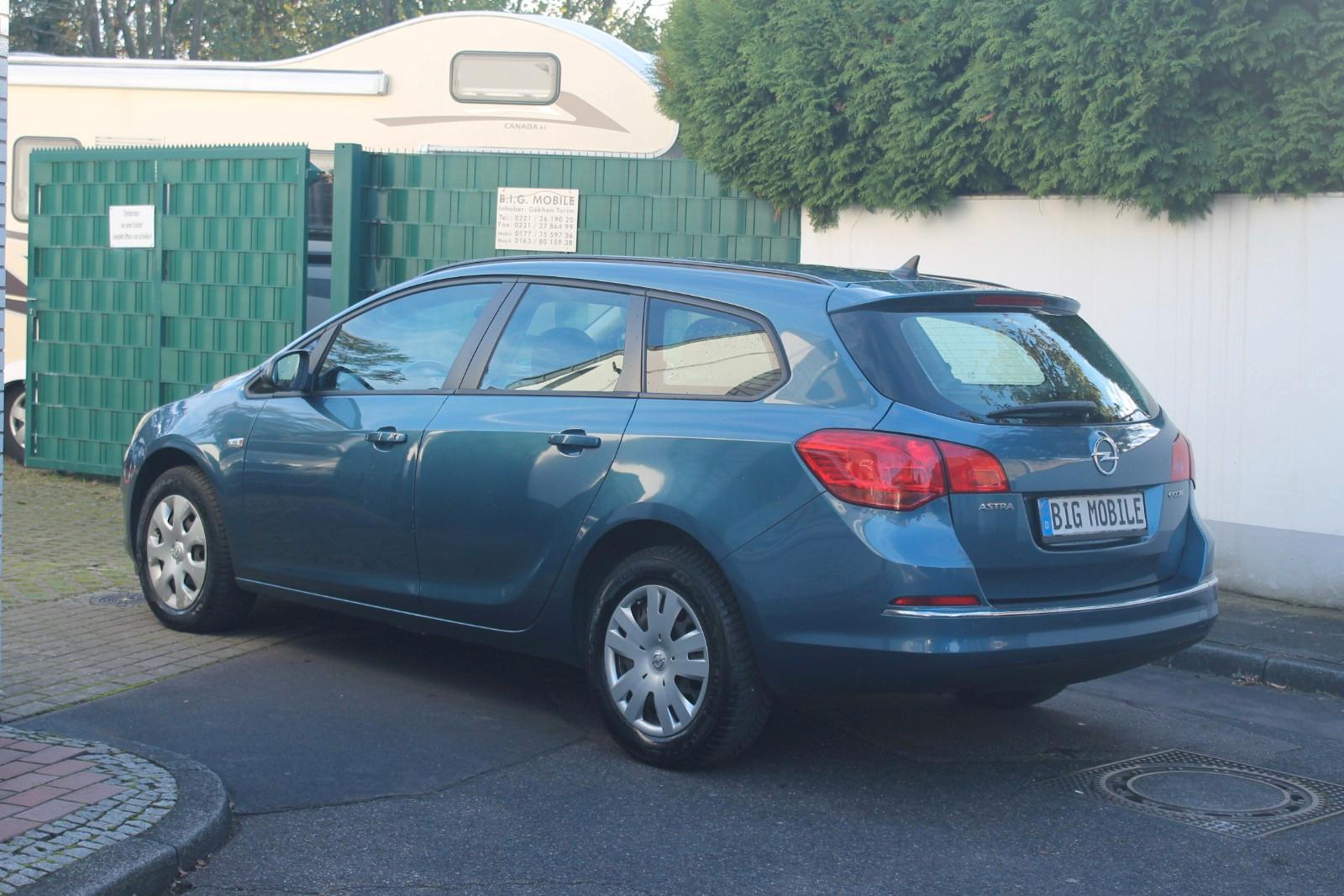 Opel Astra 2014 — rear view