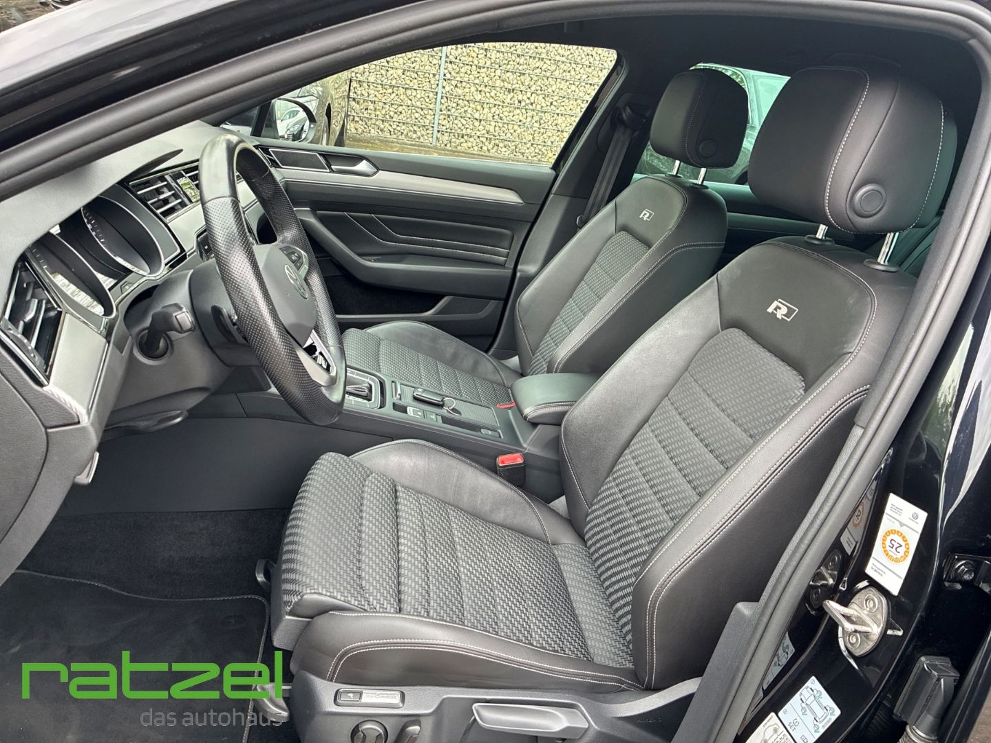 Fahrzeugabbildung Volkswagen Passat Variant Business 2.0 TDI DSG R-Line Navi