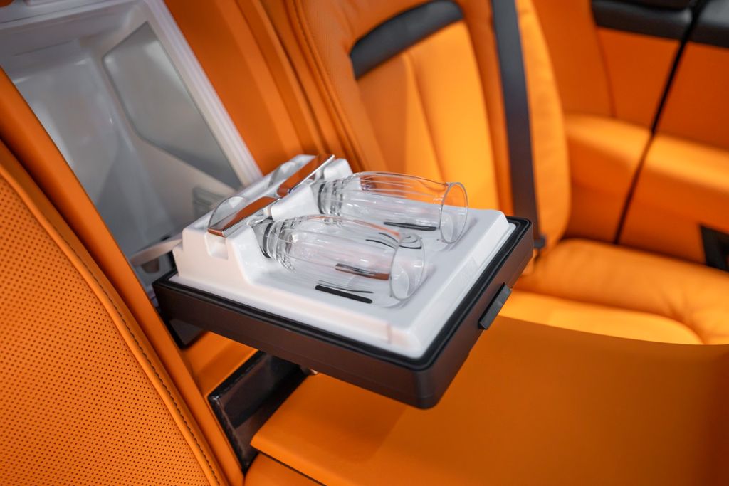 Cullinan BLACK BADGE 2026 BLACK/ORANGE FOOTREST - Bild 31