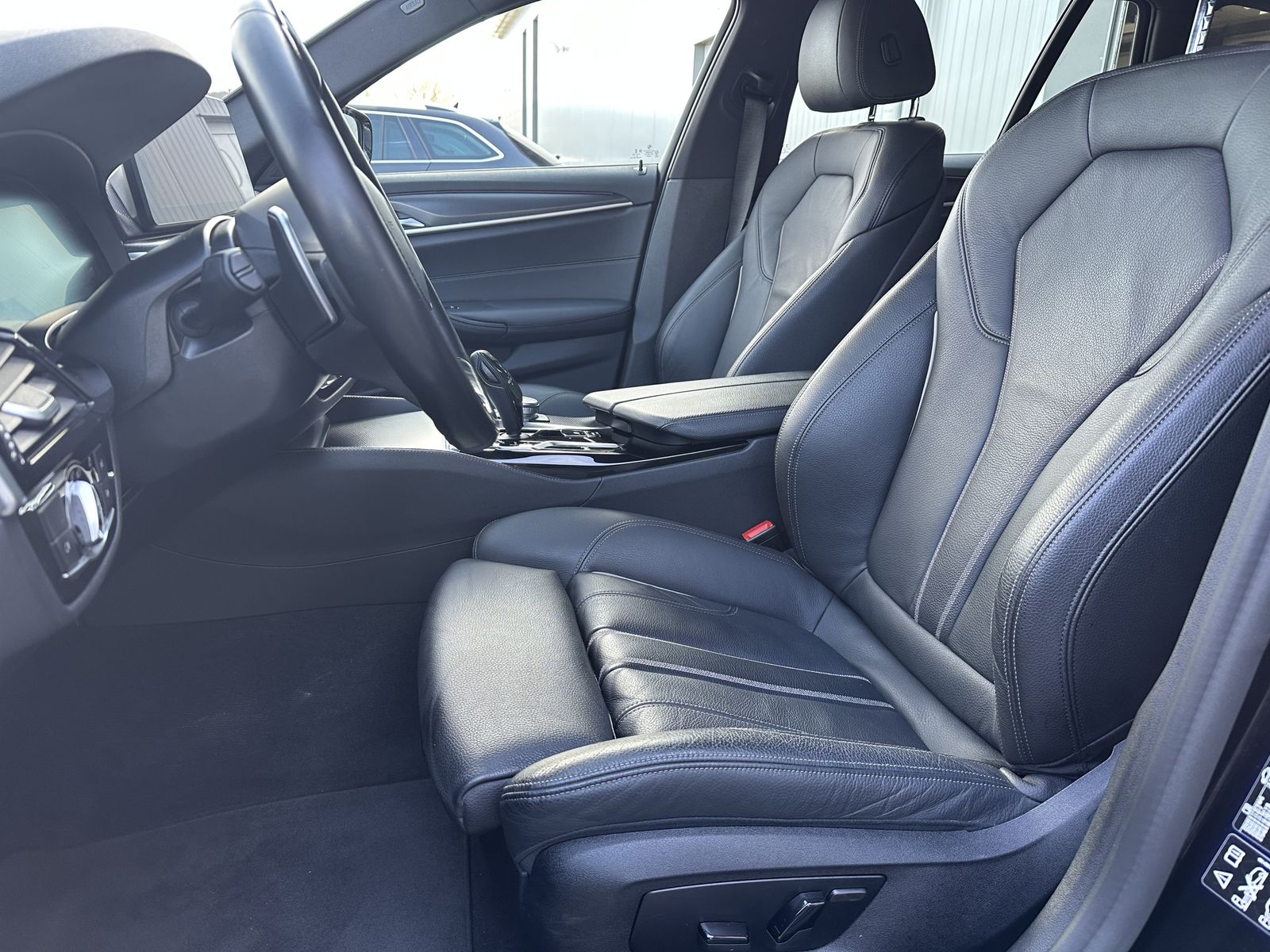 Fahrzeugabbildung BMW 520d Touring xDrive M-Sport NAV+LED+ACC+HIFI+DDC