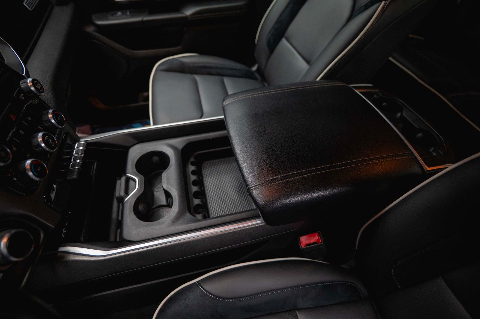 Fahrzeugabbildung Dodge RAM 5.7 V8 HEMI 4x4 OFFROAD Night-Paket *LED*19%