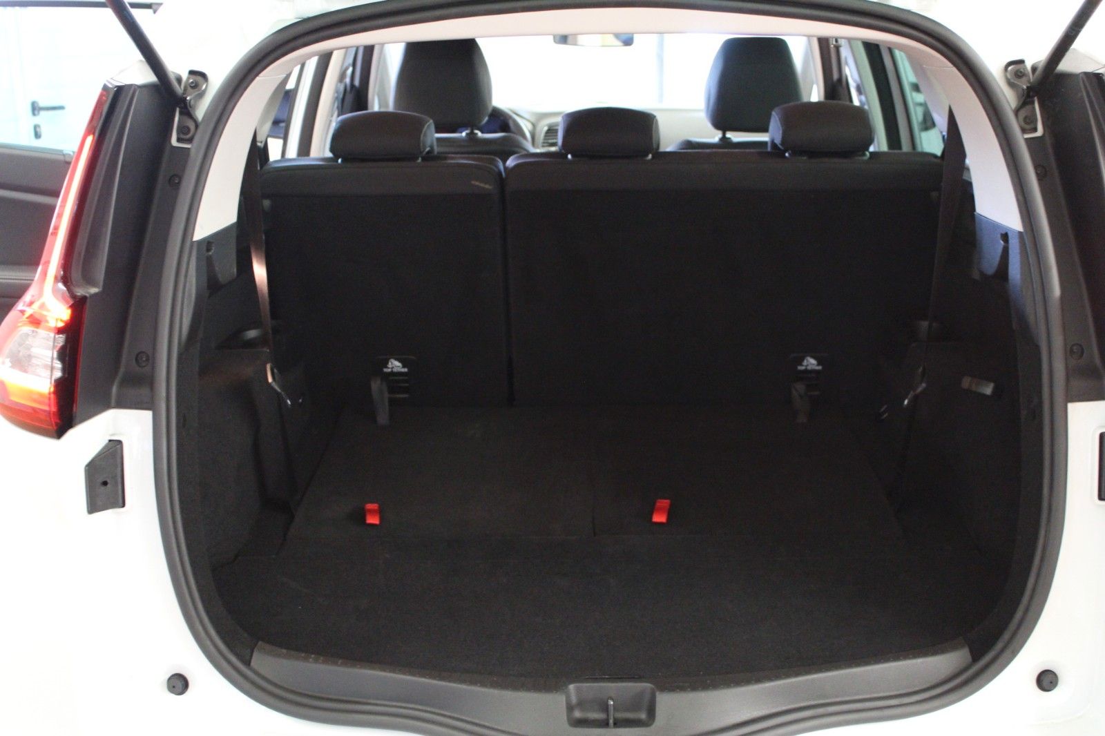 Fahrzeugabbildung Renault Grand Scenic TCe140 Limited Deluxe EDC 7-Sitzer