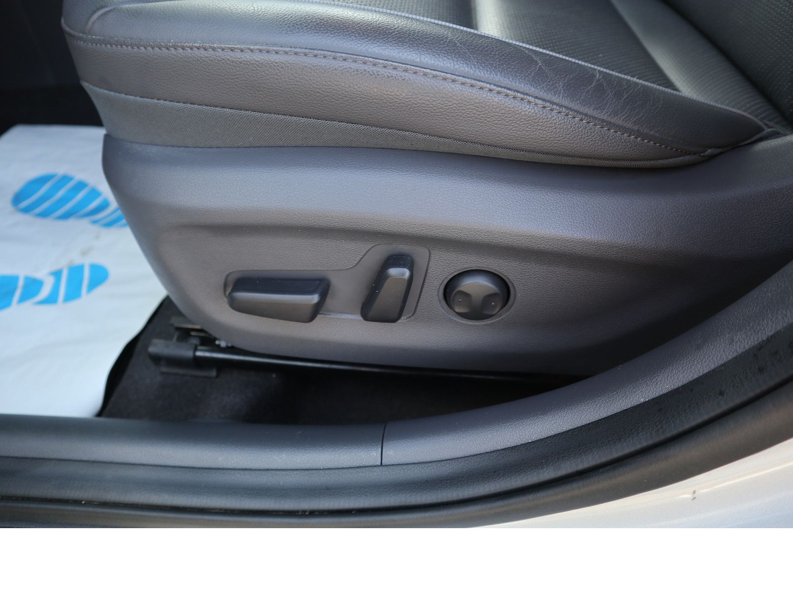 Fahrzeugabbildung Hyundai IONIQ Premium Hybrid Navi Scheckheftgepflegt