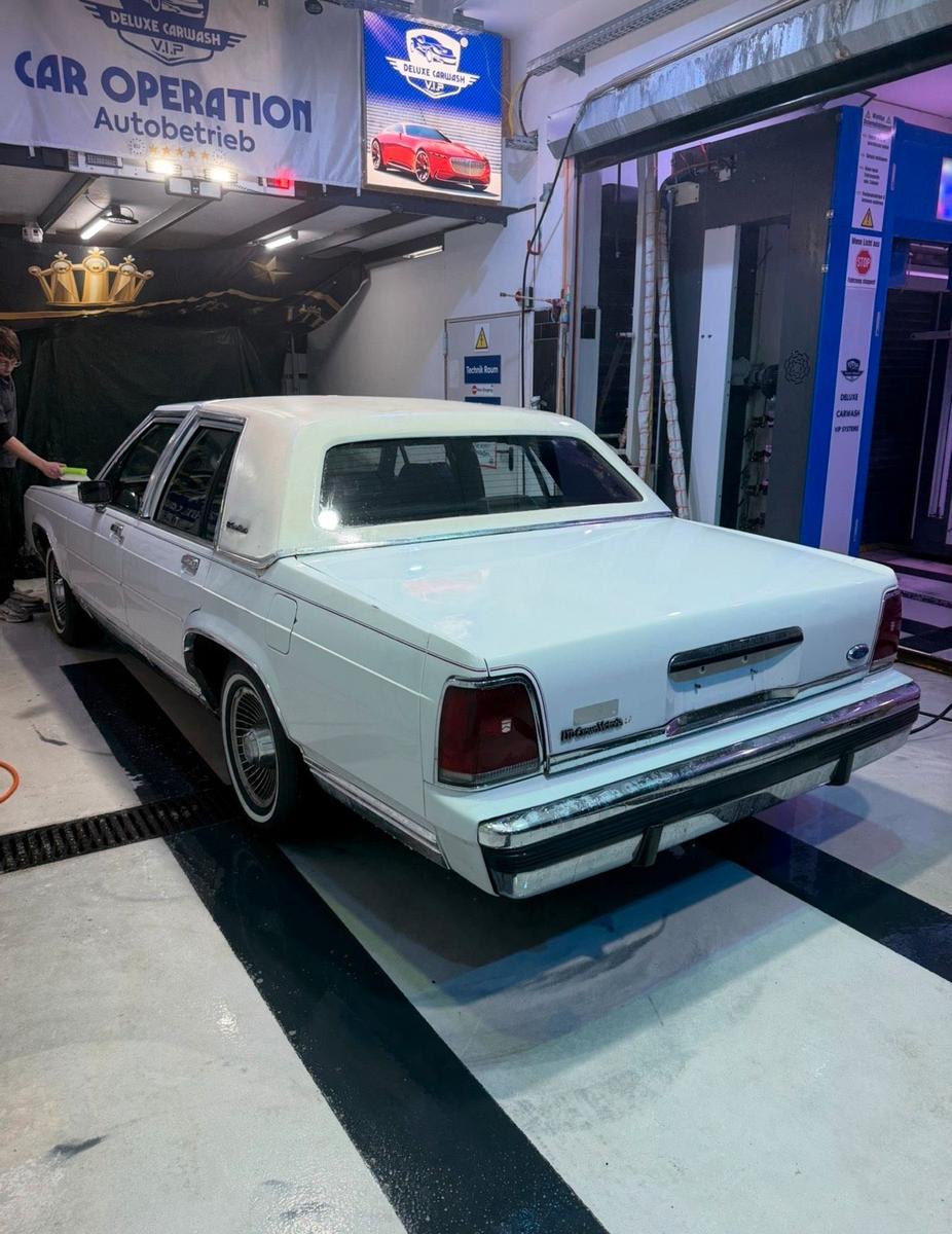 Ford Crown