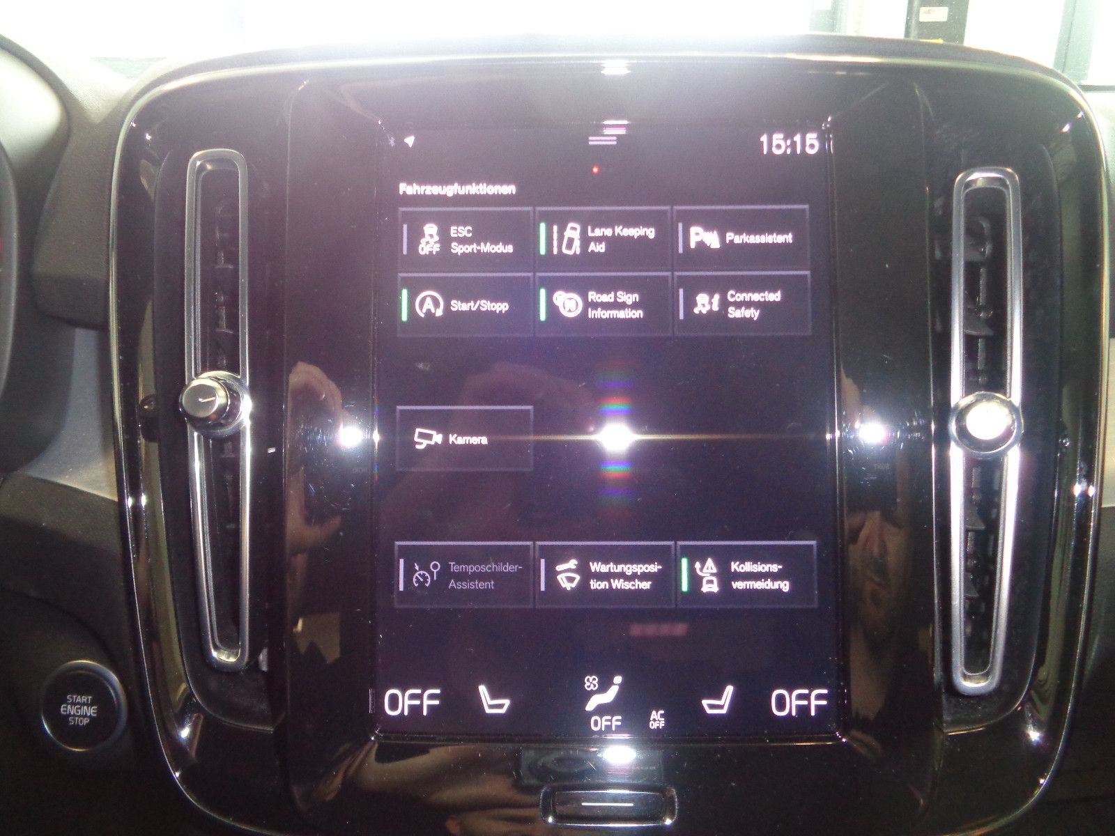 Fahrzeugabbildung Volvo XC40 Momentum 2WD / NAVI / LED / KAMERA /1. Hand