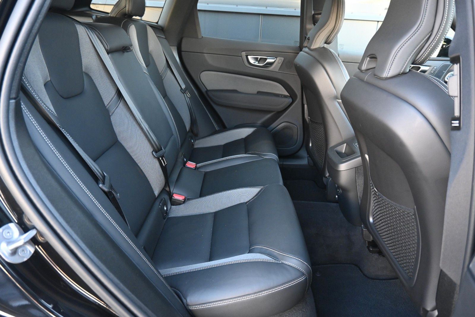 Fahrzeugabbildung Volvo XC60 B5 AWD Plus Black Edition*FSHZG*PANO*360°*