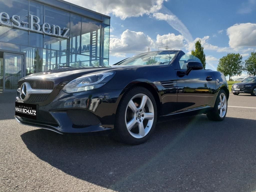 Fahrzeugabbildung Mercedes-Benz SLC 180 PanoDach*AIRSCARF*PDC