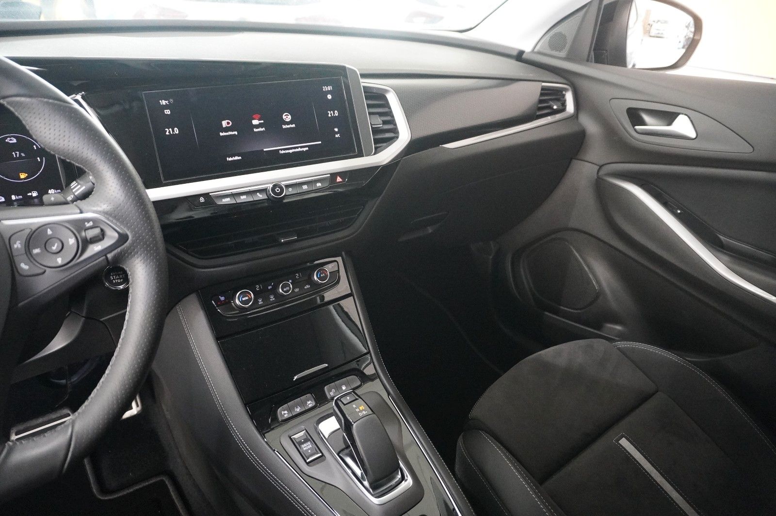 Fahrzeugabbildung Opel Grandland (X) 1.6T GSe 4HYBRID NAVI/LED/KAMERA