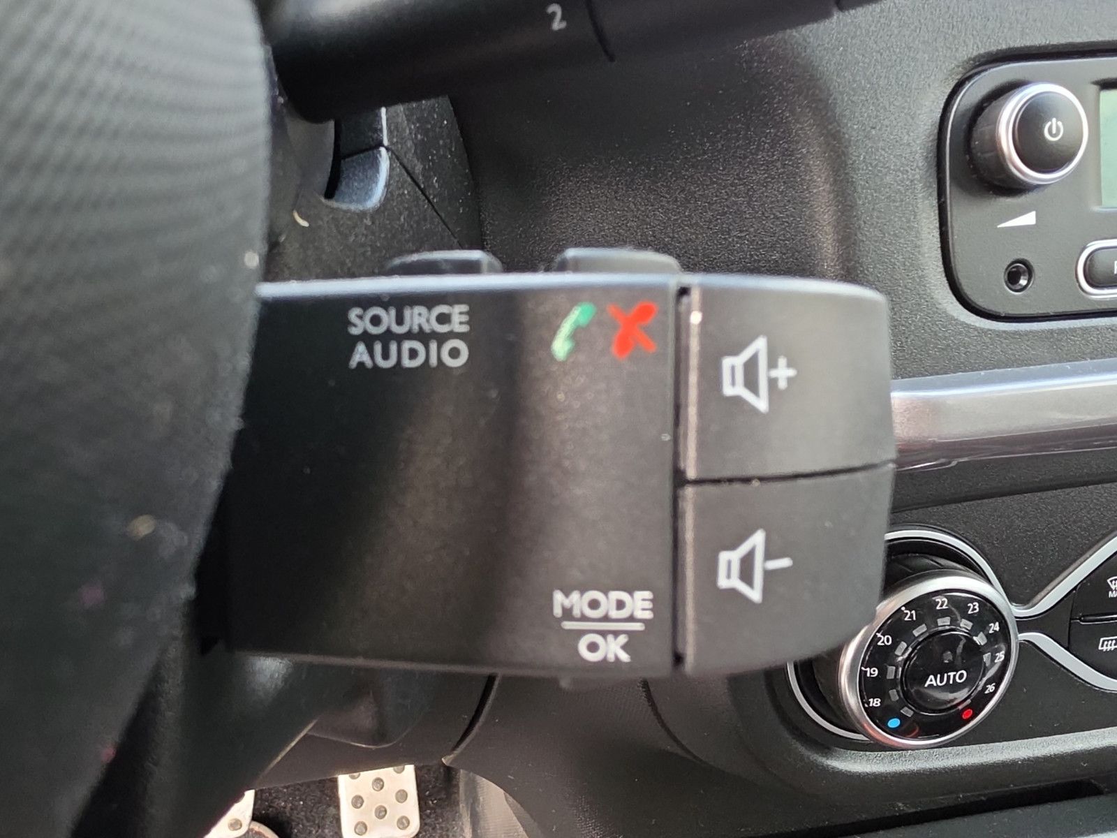 Fahrzeugabbildung Renault Twingo GT Tempomat SHZ PDC TÜV NEU