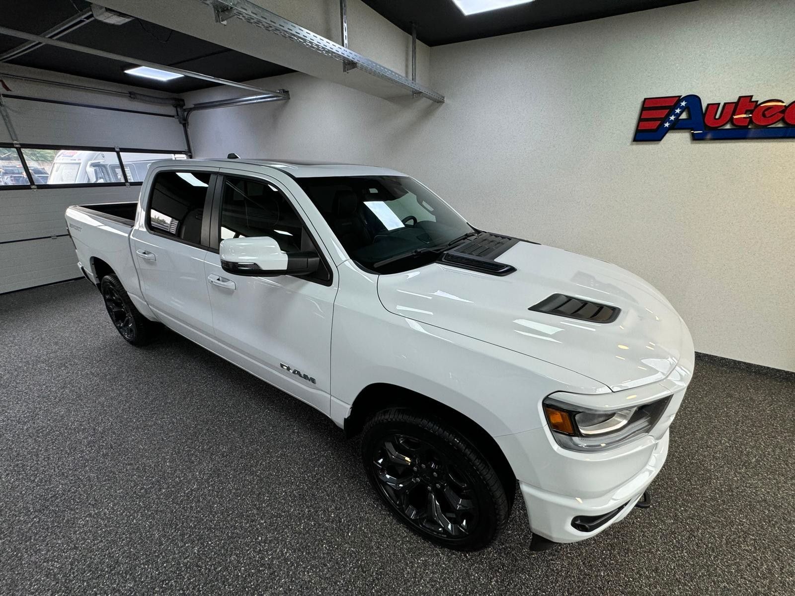 Fahrzeugabbildung Dodge LARAMIE CREW CAB SPORT  12" LUFTF. 22"  HEMI 4x4