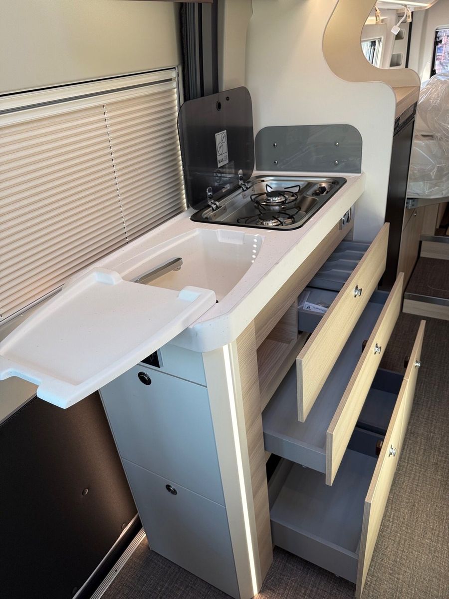 Fahrzeugabbildung Eura Mobil Van V 635 EB 180 PS, Automatik, Panoramadach