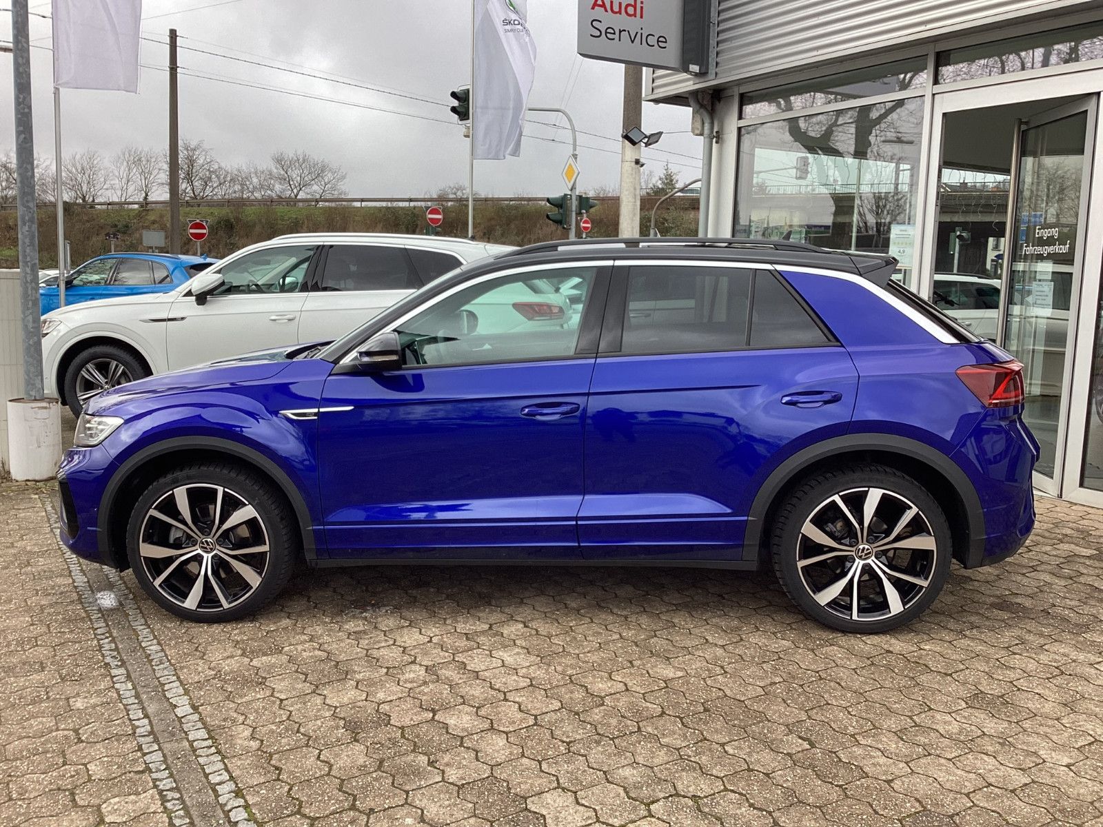 Fahrzeugabbildung Volkswagen T-Roc R-line 1.5TSI DSG Navi IQ.Light ACC Kamera