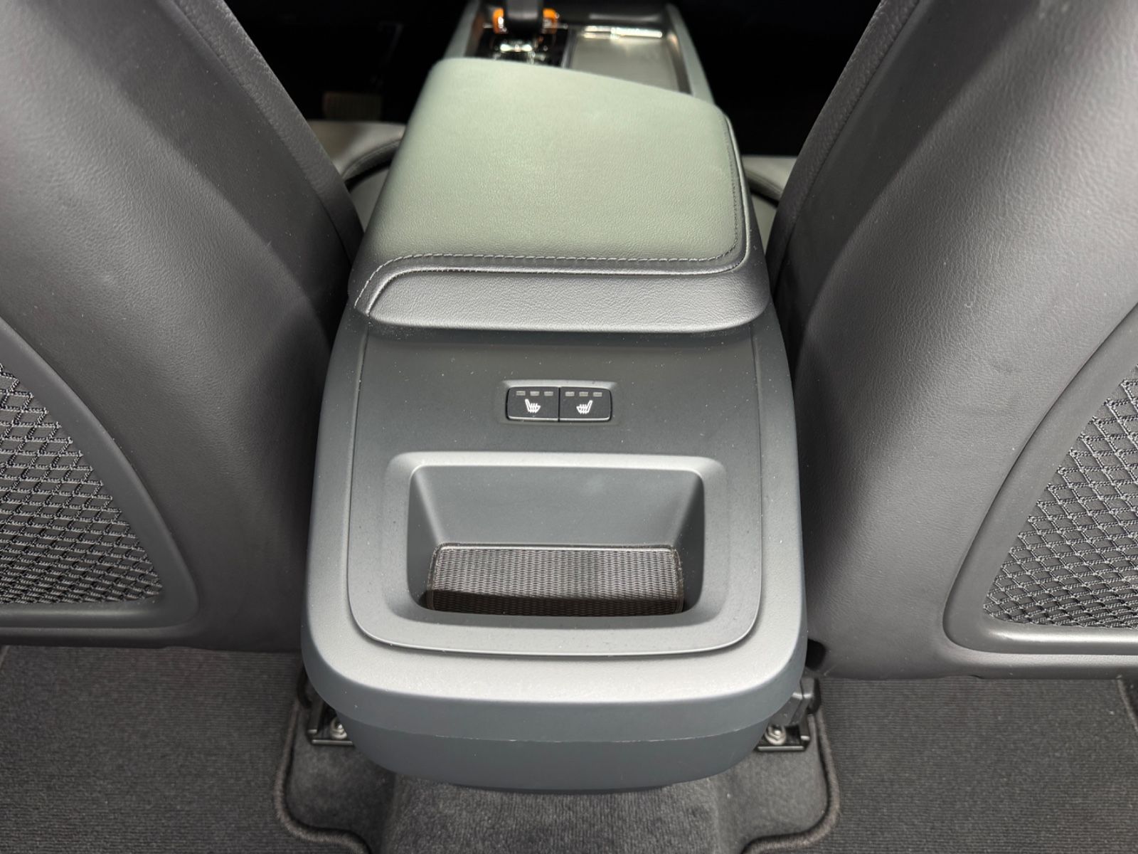 Fahrzeugabbildung Volvo XC 60 Plus Dark AWD |H/K|STDHZ|LED