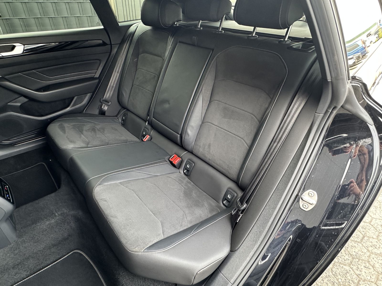 Fahrzeugabbildung Volkswagen Arteon 2.0 TSI DSG R-Line NAV+MATRIX+ACC+VCOCK