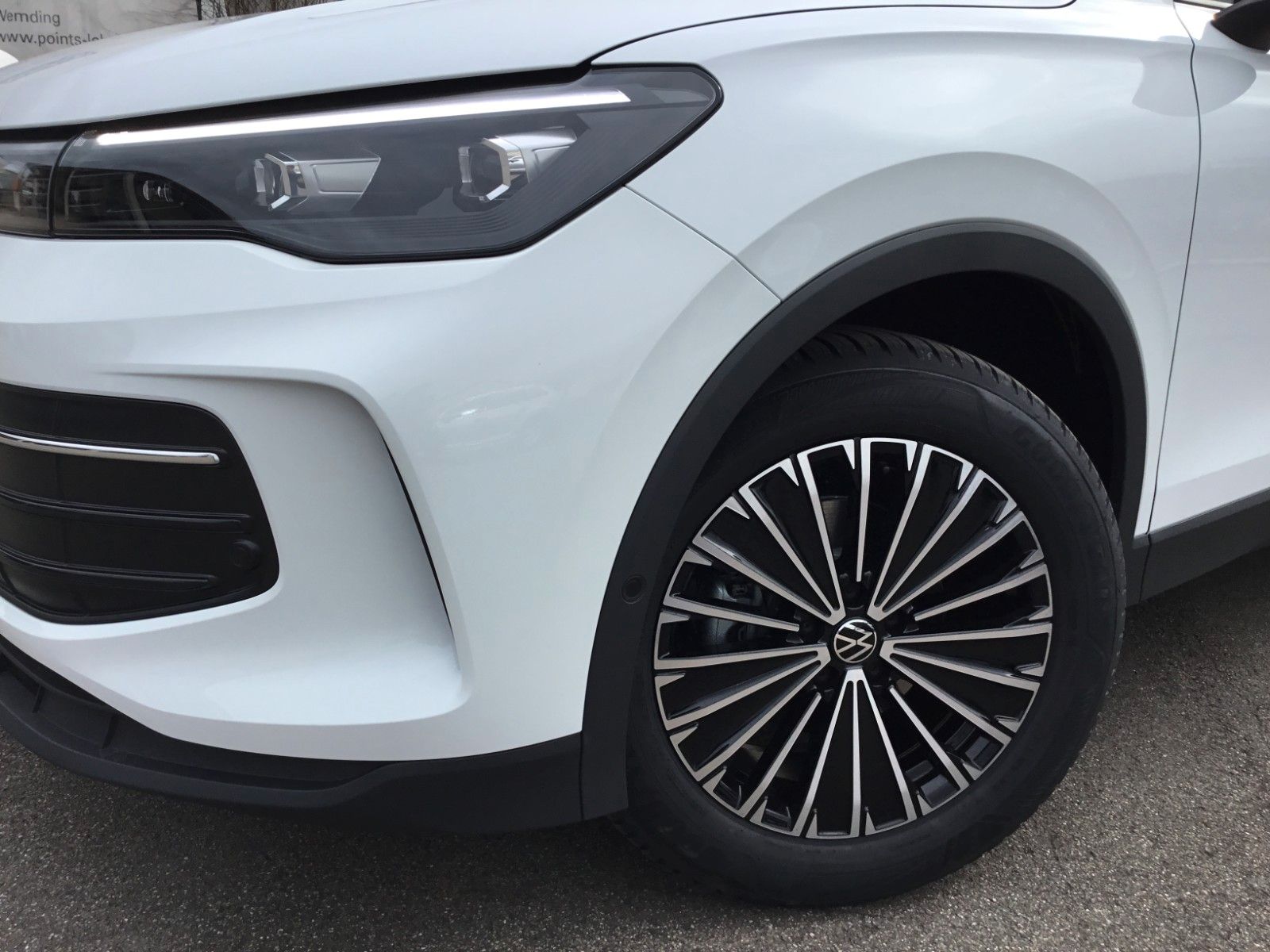 Fahrzeugabbildung Volkswagen Tiguan 1.5 eTSI DSG Life+AHK+LEDPlus+18"+Navi