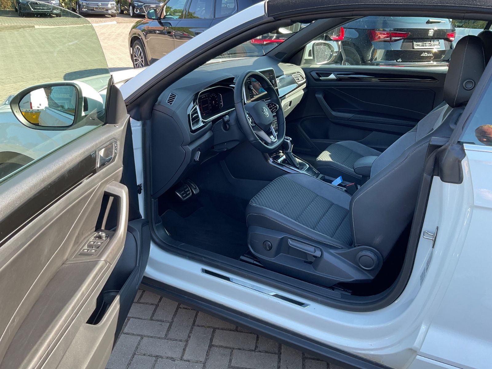 Fahrzeugabbildung Volkswagen T-Roc Cabriolet 1.5 TSI DSG R-Line,LED,ACC,Carpl