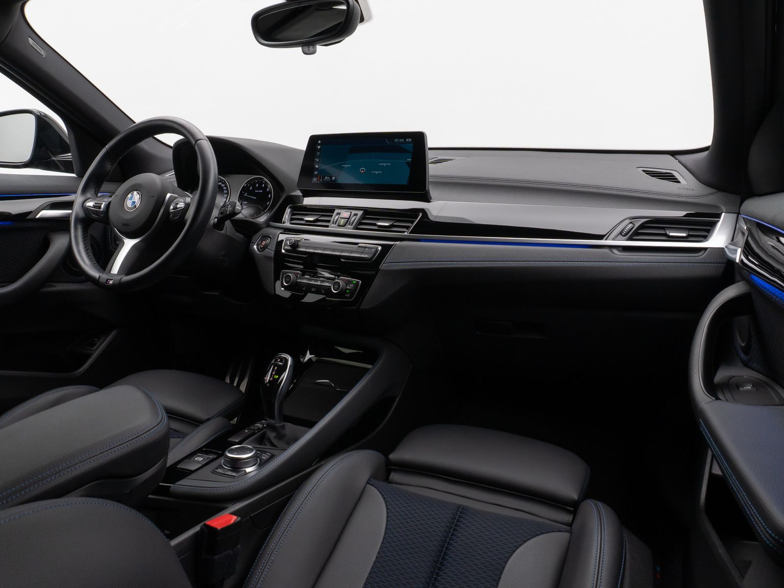 Fahrzeugabbildung BMW X2 sD20i M Sport HUD DAB HiFi Parkassist Komort