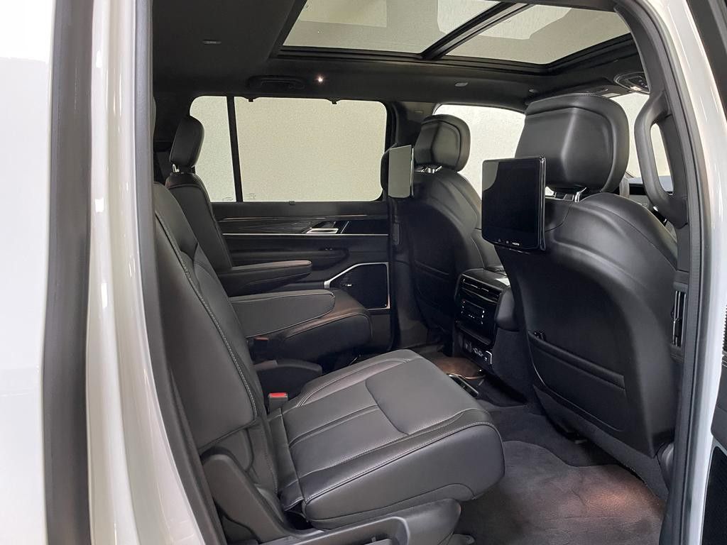 Fahrzeugabbildung Jeep WAGONEER SERIES III E-TORQUE 5.7L-V-8 McIntosh