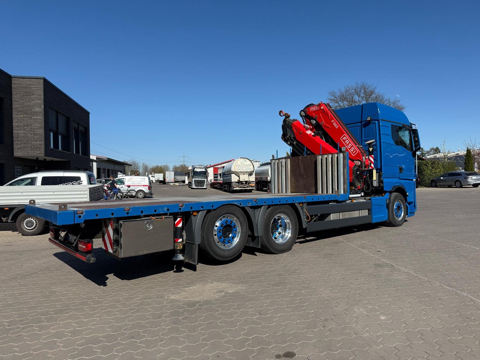 Fahrzeugabbildung MAN TGX 26.640 mit Fassi F365A2.26 Containerpritsche