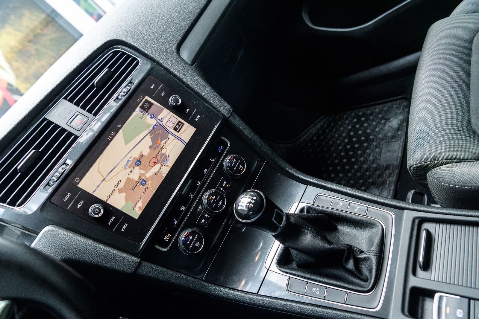 Fahrzeugabbildung Volkswagen Golf VII Variant+R-LINE+AHK+SHZ+NAVI+RFK+GJR