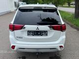 Mitsubishi Outlander PHEV Plus 4WD - Mitsubishi Outlander: Plus