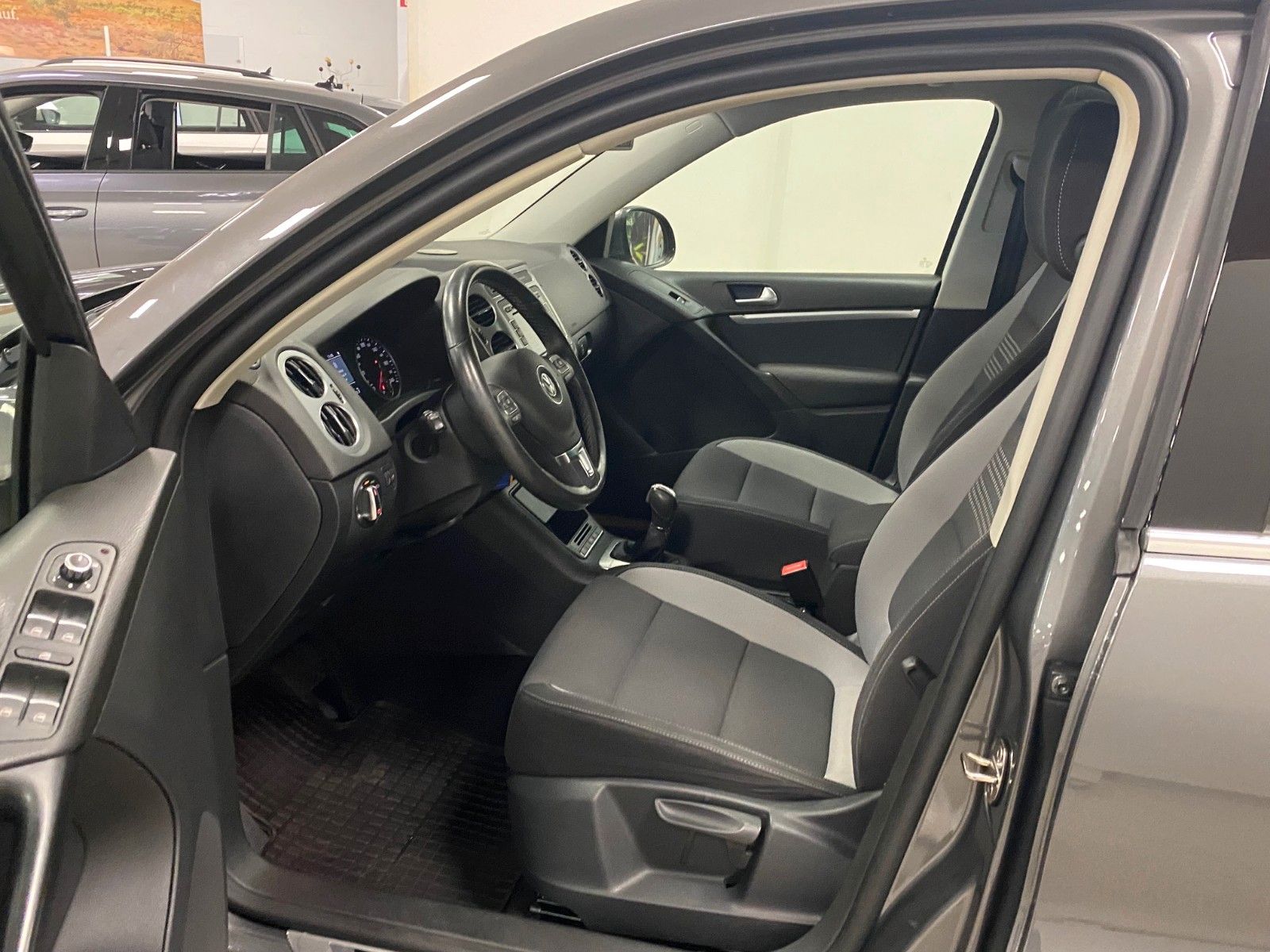 Fahrzeugabbildung Volkswagen Tiguan 2.0 TSI DSG 4MOTION LIFE+1.HAND+Bi-XENON+