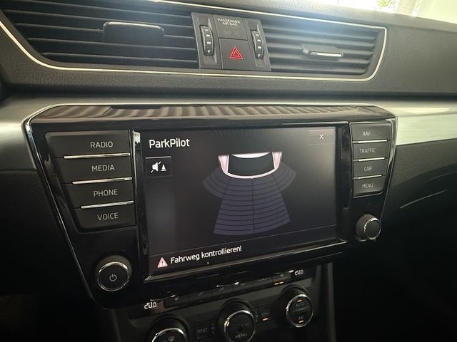 Skoda Superb COMBI 2.0 TDI DSG XENON NAVI ACC AHK