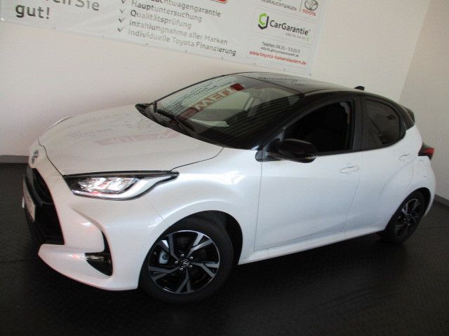 Fahrzeugabbildung Toyota Yaris Hybrid Black&White