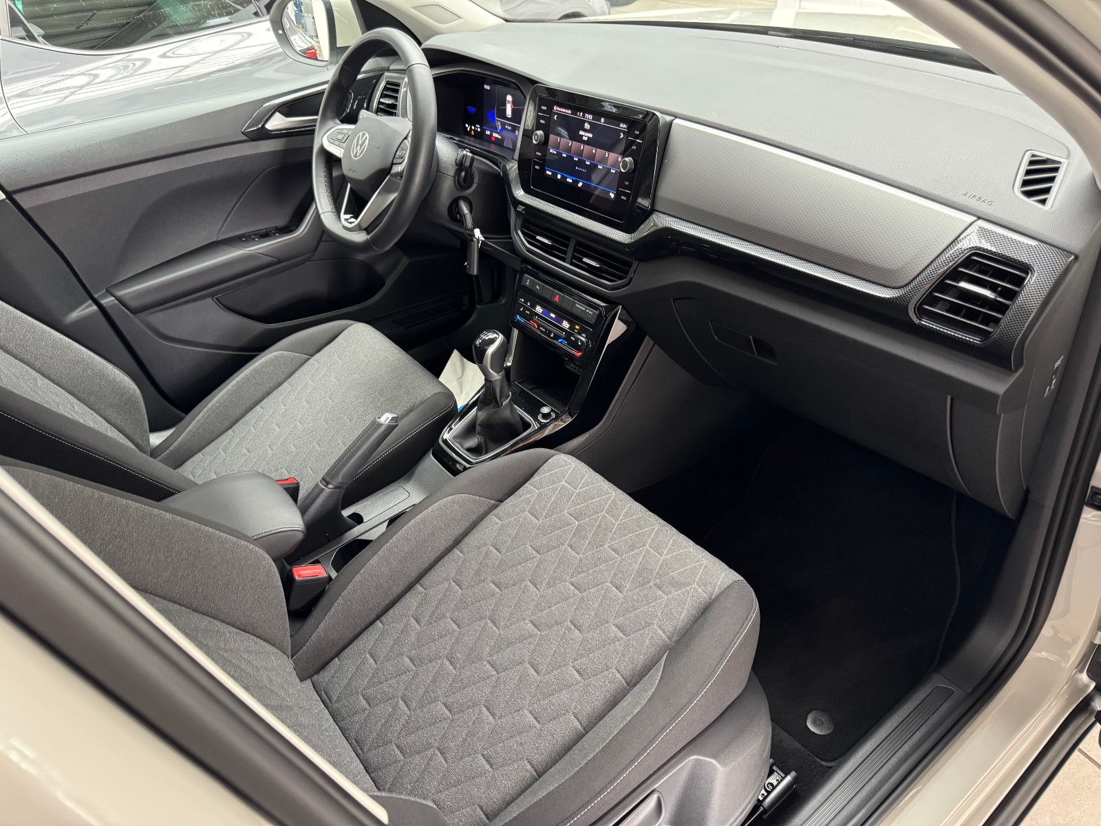 Fahrzeugabbildung Volkswagen T-Cross 1.0 TSI 70 kW Life +LED+SHZ+ACC