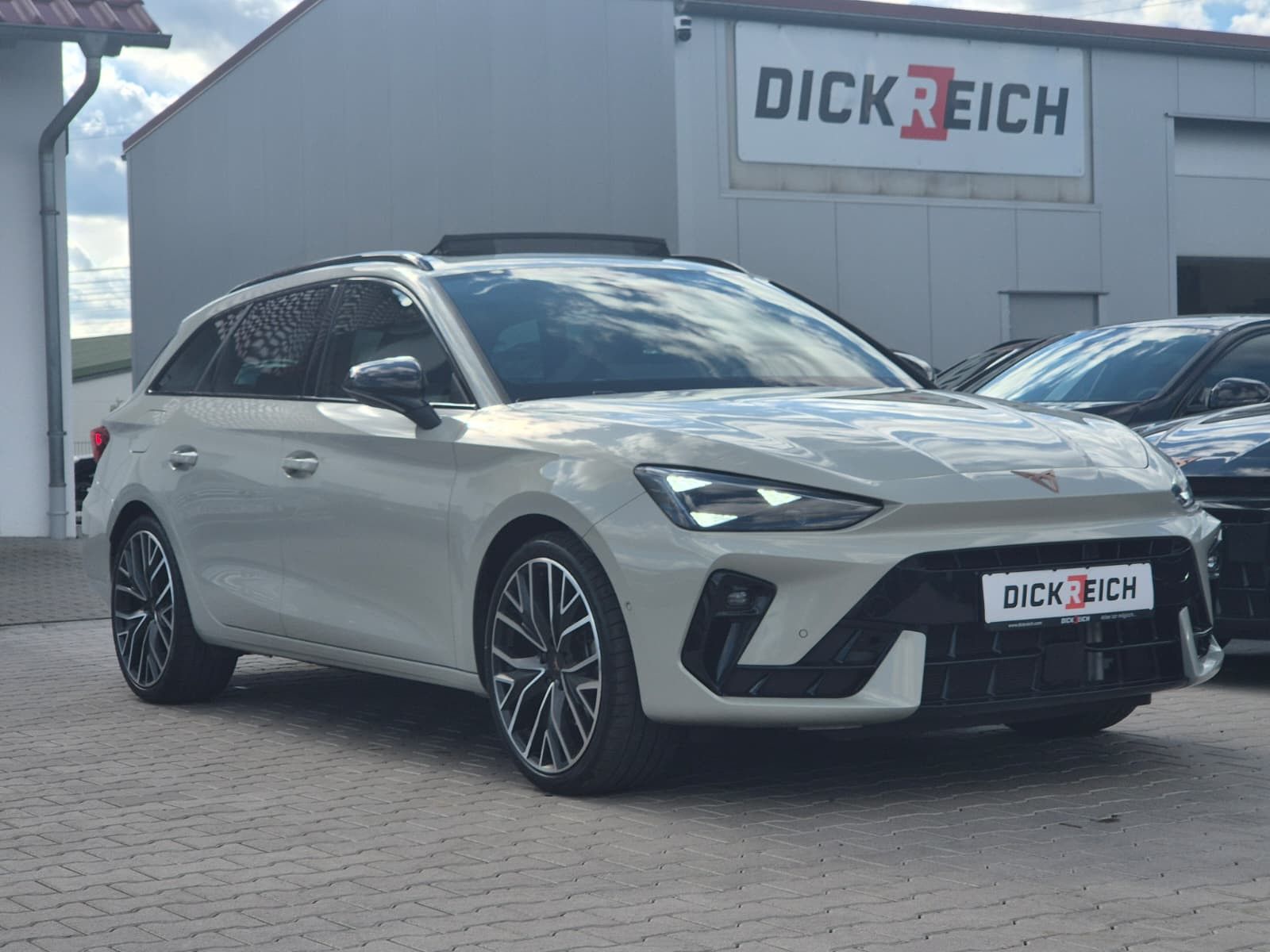 Fahrzeugabbildung CUPRA Leon 1.5 eTSI PANO*DCC*MATRIX*DINAMICA*AHK*5JG.